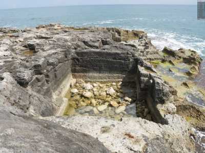...ci si accorge della presenza tra gli scogli di tante piccole �piscine�: si tratta in realt� di cave per l'estrazione di pietra, utilizzate almeno dal Neolitico